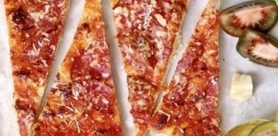 Пицца с сырокопченой колбасой и пармезаном кулинарный рецепт
