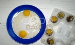 Тосты с икрой мойвы и перепелиными яйцами рецепт шаг 2