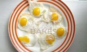 Тосты с икрой мойвы и перепелиными яйцами рецепт шаг 4