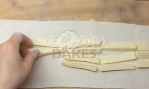 Косичка из слоеного теста с фаршем и сыром рецепт шаг 5