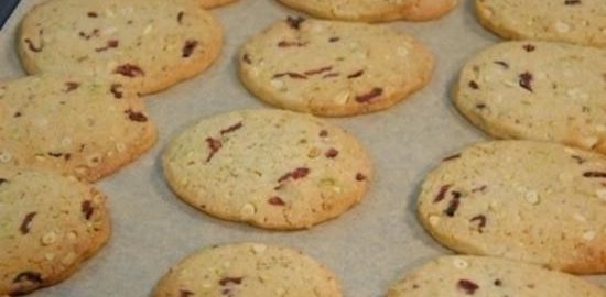 Печенье с клюквой, фисташками и кедровыми орехами кулинарный рецепт